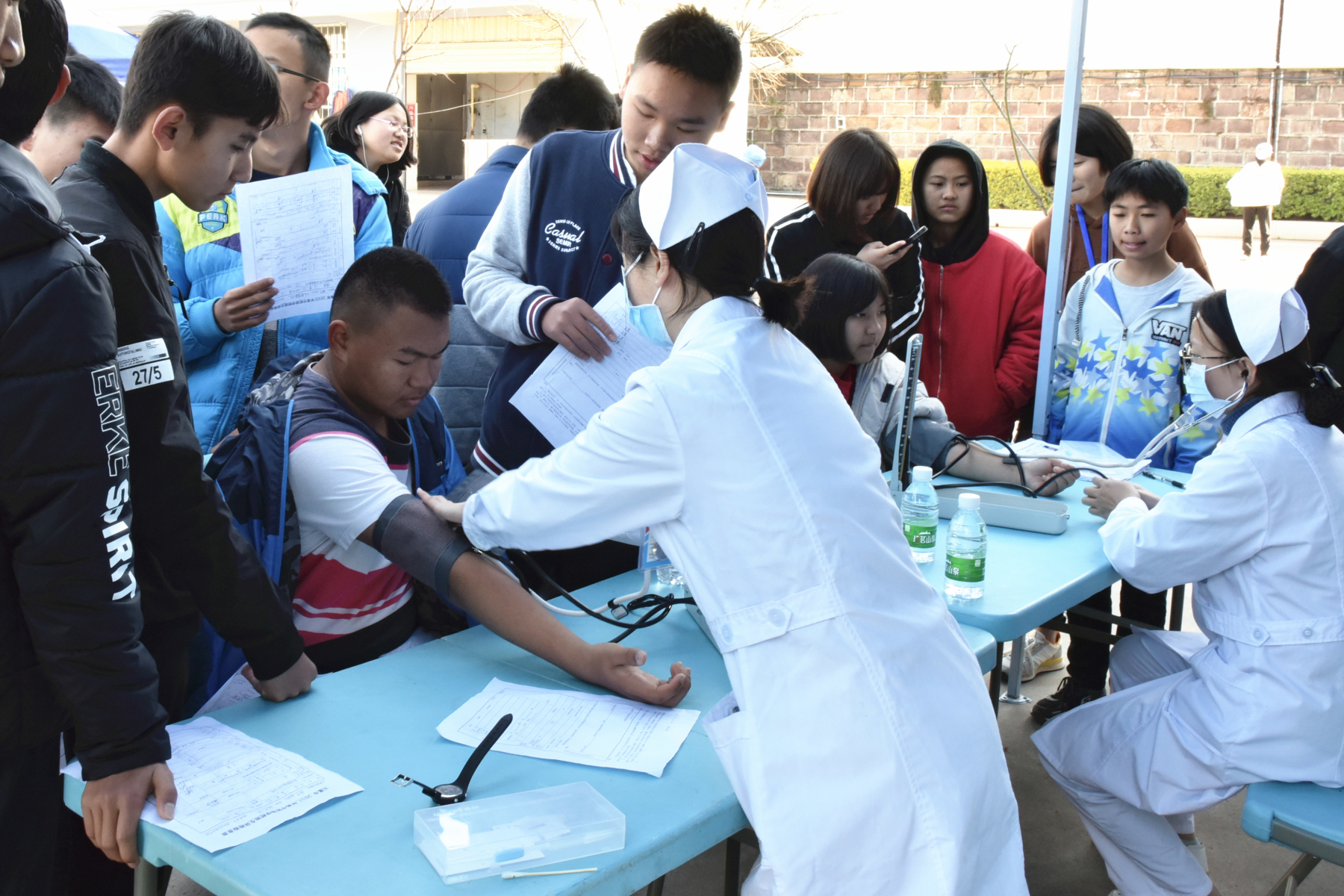 新平县人民医院完成新平二中2018年中考学生体检任务